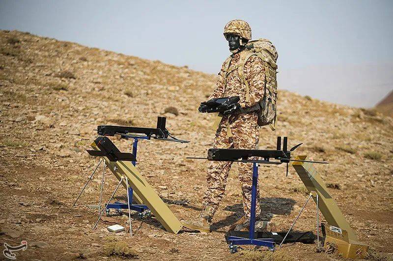 拥有可折叠的机翼,同时安装在迫击炮管内,然后通过气动弹射器推动发射