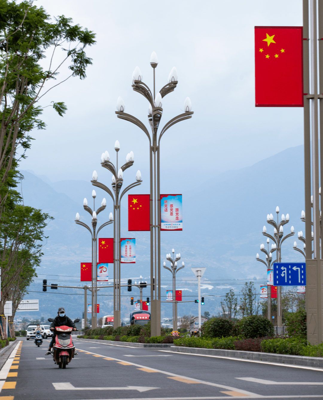 金秋时节,秋高气爽,西昌的各条街道上已经挂满了鲜艳的国旗,中国结,道