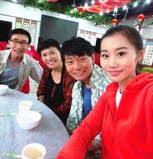 29岁黄一惠近照,穿低腰裤秀小蛮腰,嫁巩汉林之子幸福恩爱_巩天阔_婚姻