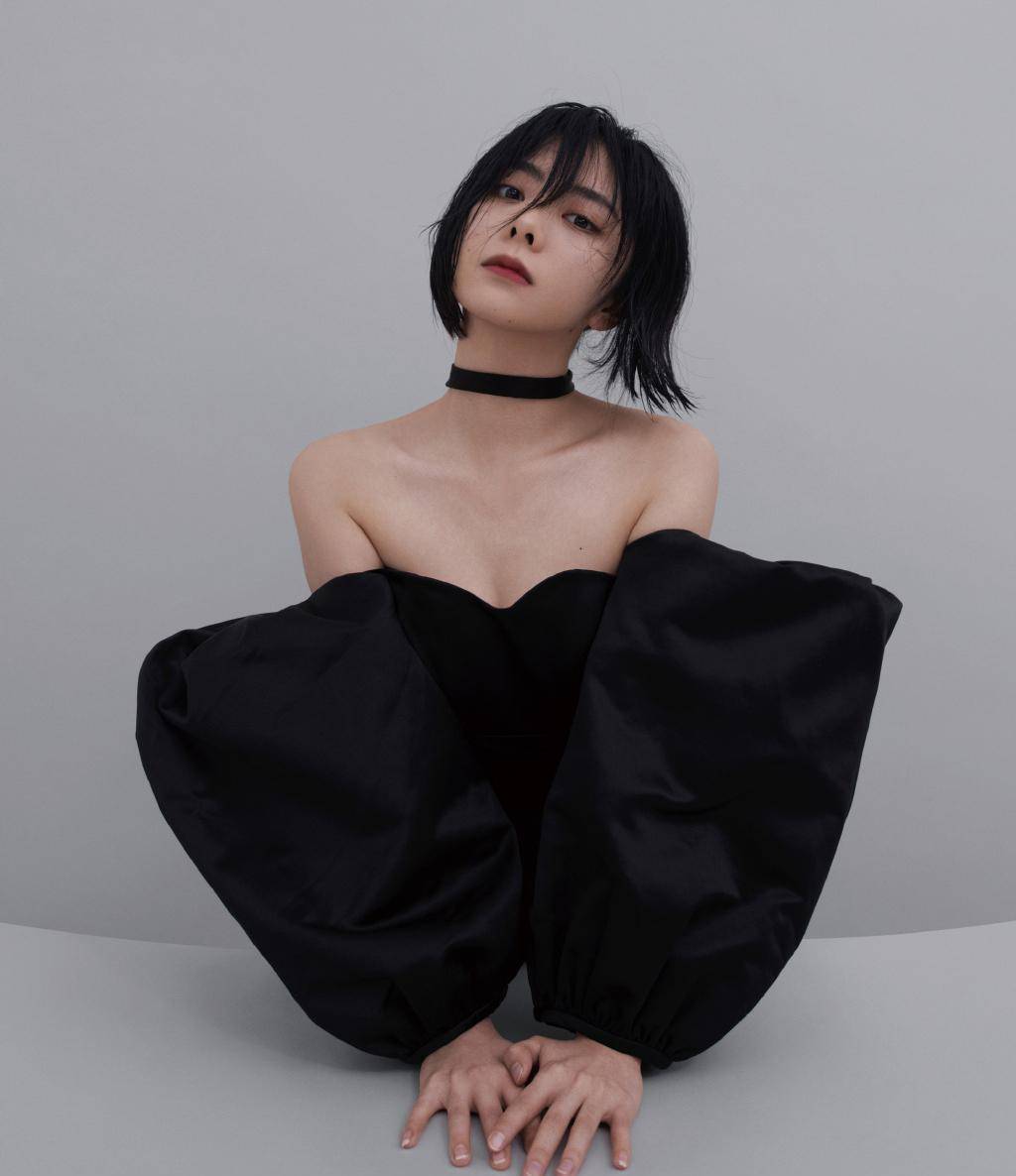 30岁谭松韵剪回"余周周"发型,配黑色露肩装和红唇,时尚抢镜