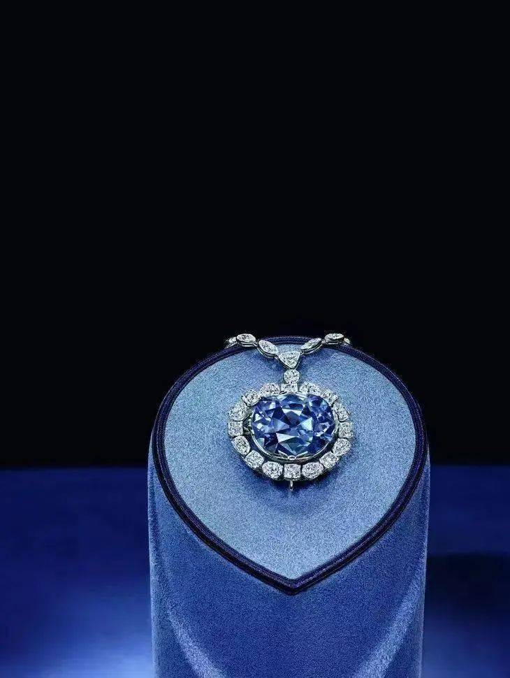 法国探险家兼珠宝商塔维密尔在印度得到了这颗世界上最大的深蓝色钻石