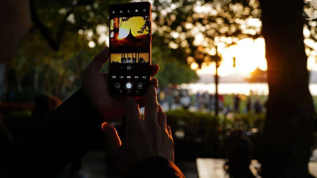 那个独一一座建在湖面的亭子，一身集齐西湖之美