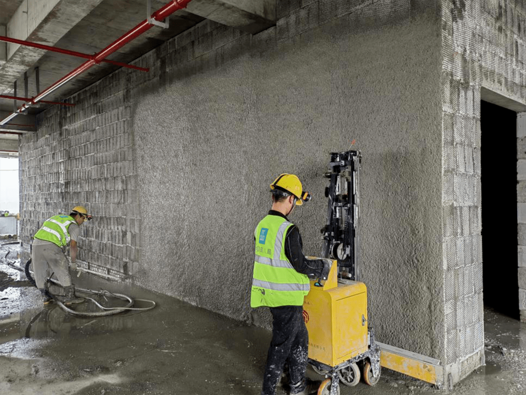"抹灰机器人"已在中建工地规模化推广!_喷涂_施工_机械