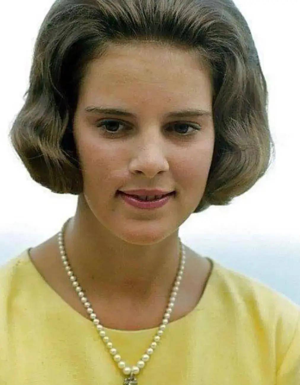 21岁逃亡半生流离,成为末代王后,却拥有童话般爱情_安妮玛丽_康斯坦丁