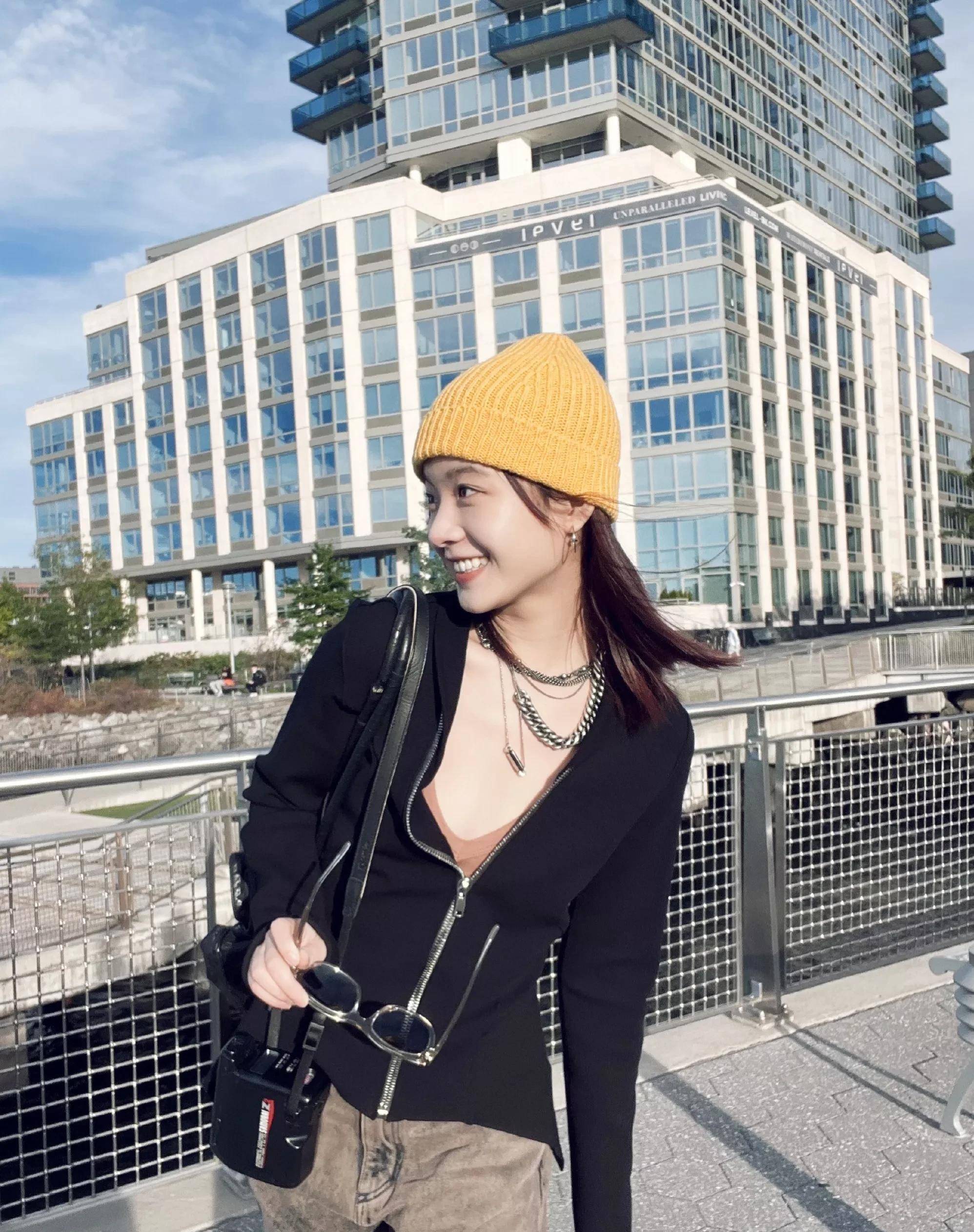 仔细观察李庚希晒出的照片,你会发现她是故意侧拍的