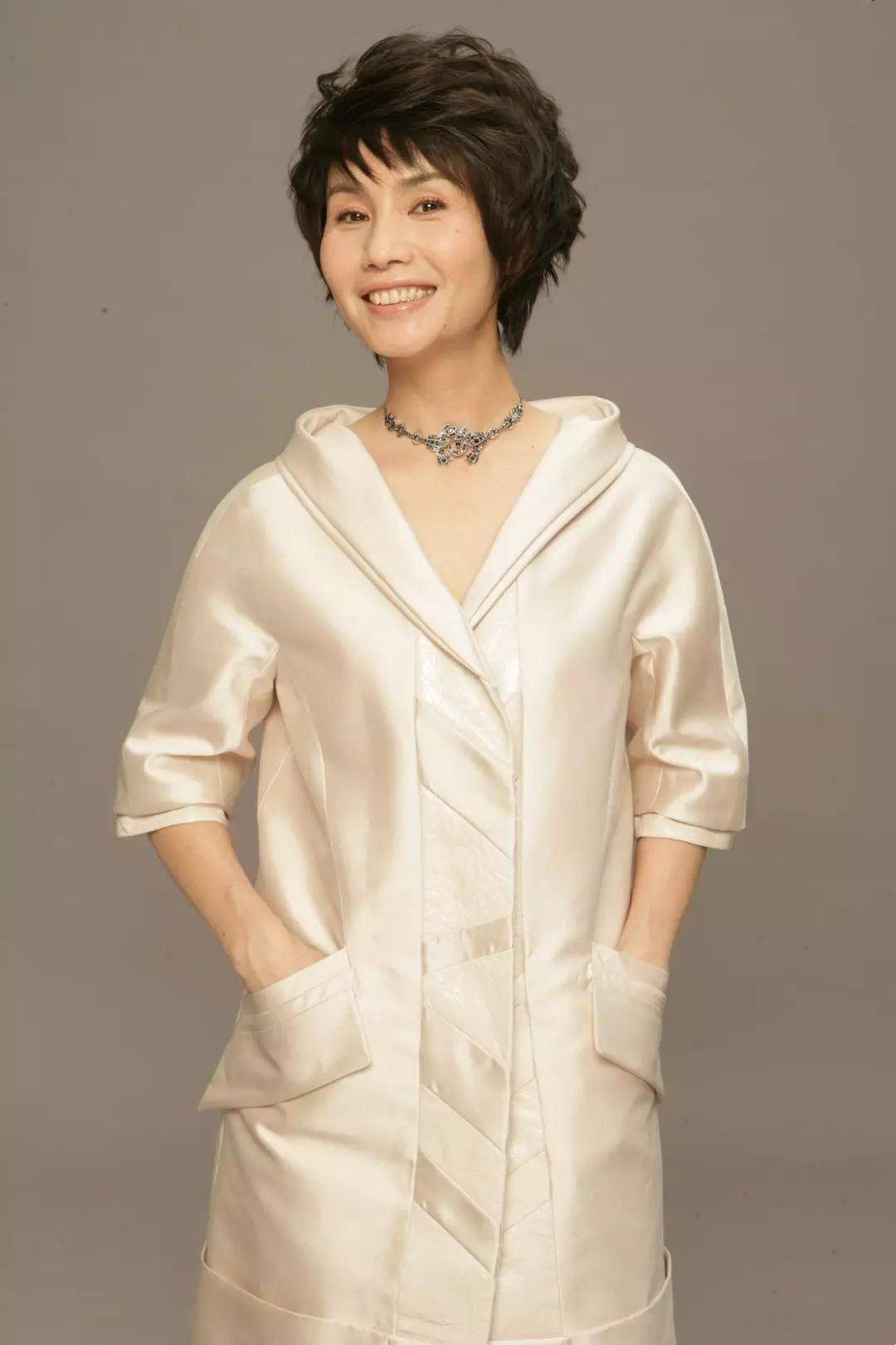 电视著名主播徐俐:儿子在结婚证上的留言,让她感动反思_张天蔚_皮特