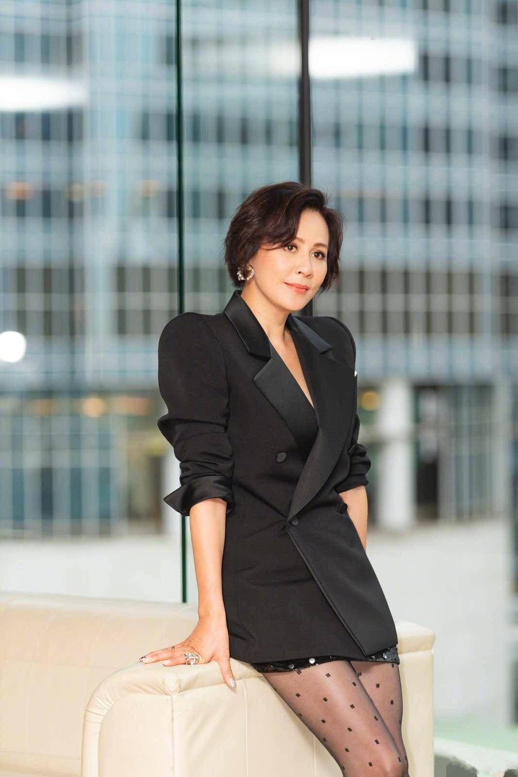 刘嘉玲越老越时髦,穿西装不配裤子配"丝袜",显高挑又有女人味