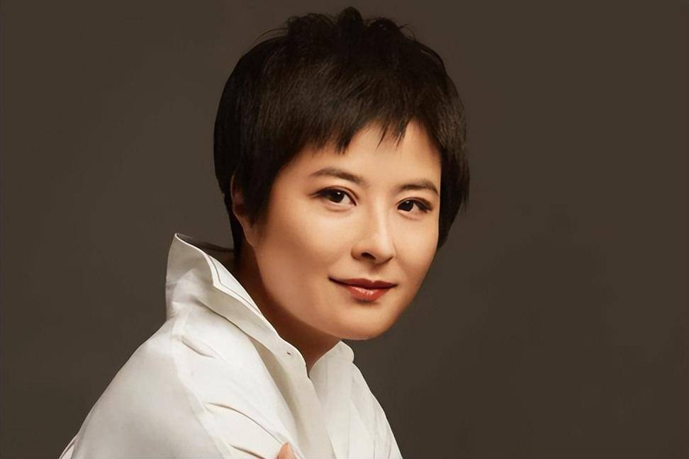张泉灵:被大18岁丈夫李铁宠成宝,辞职后投资变富婆,如今又直播带货!