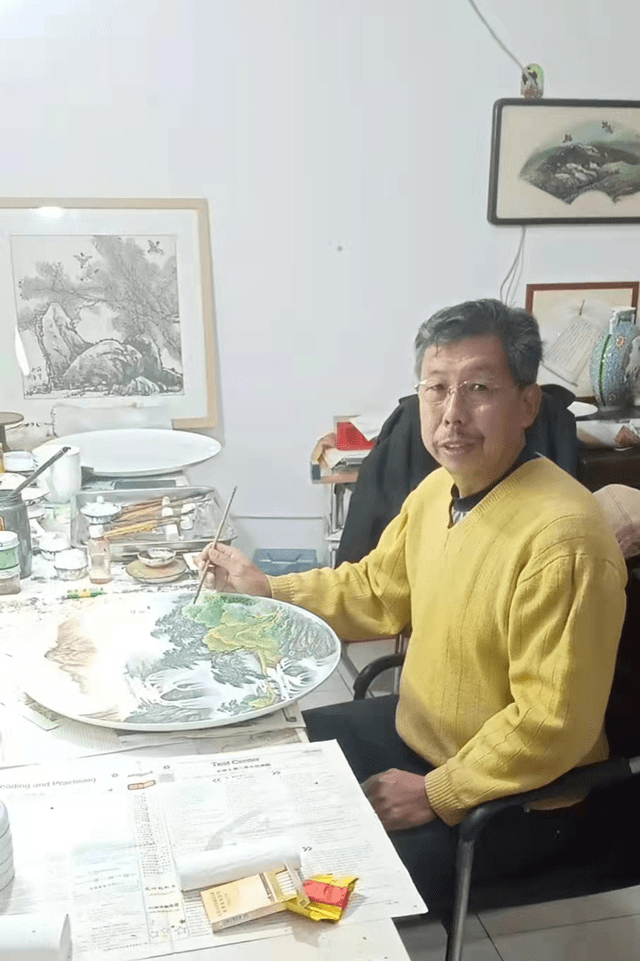 书画文化艺术家协会会员,唐山市美术家协会会员,唐山市陶瓷艺术大师