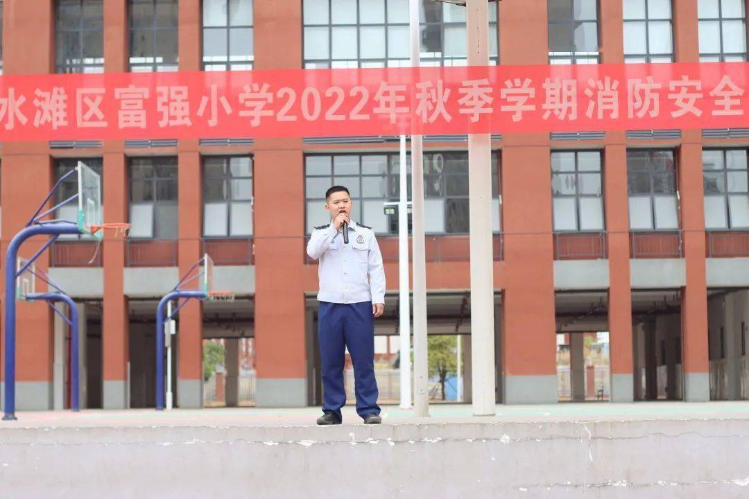 消防练习训练进校园 防备未“燃”保安然