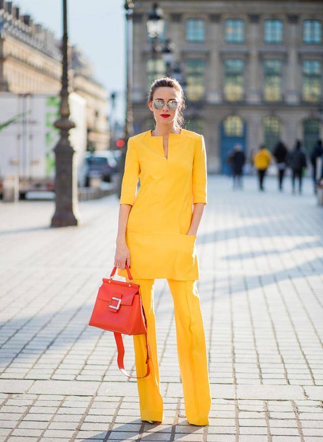 适合与柠檬黄相结合的服装单品还是挺多的,如果不知道如何搭配的话