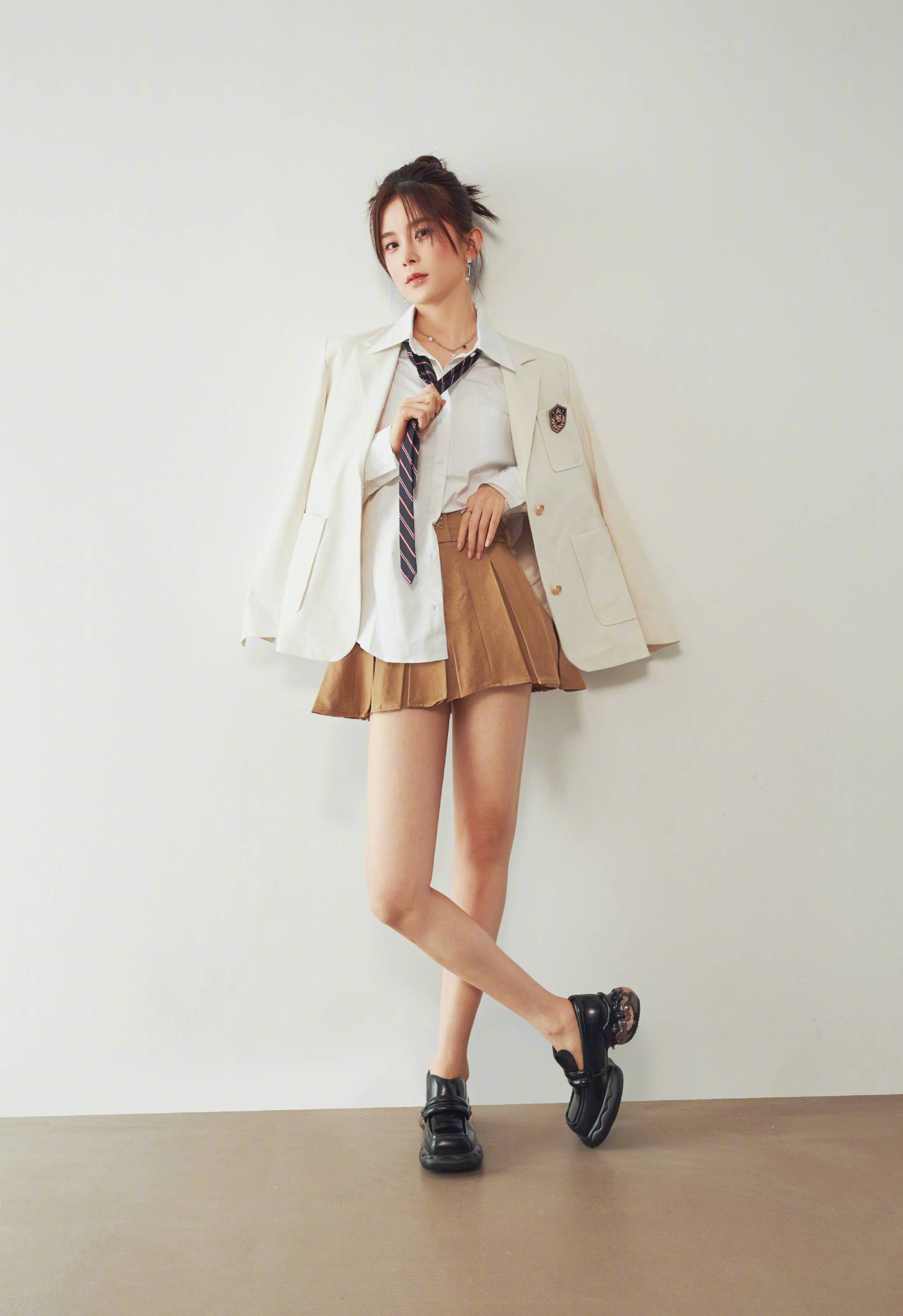 时尚博主分享赵樱子写真,穿粉红色丝绒吊带裙,妩媚性