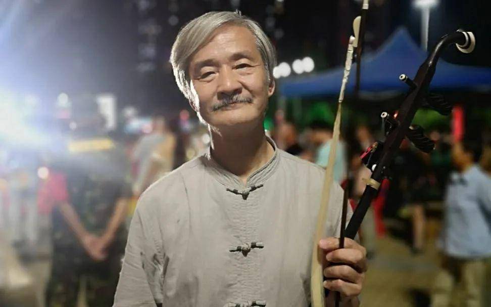 67岁才出道,他的人生比电影精彩_骆宏俊_二胡_演出