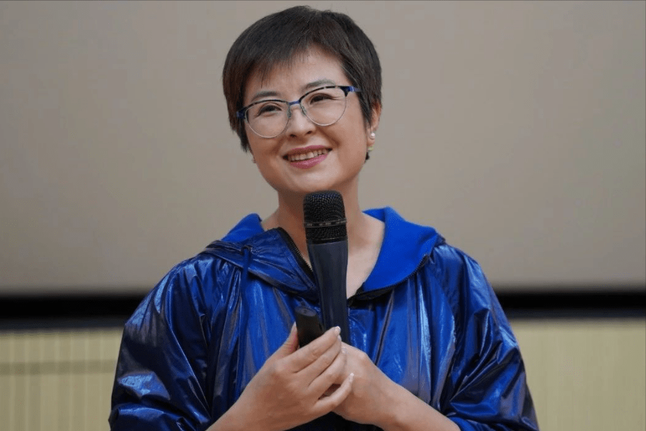 张泉灵:被大18岁丈夫李铁宠成宝,辞职后投资变富婆,如今又直播带货!