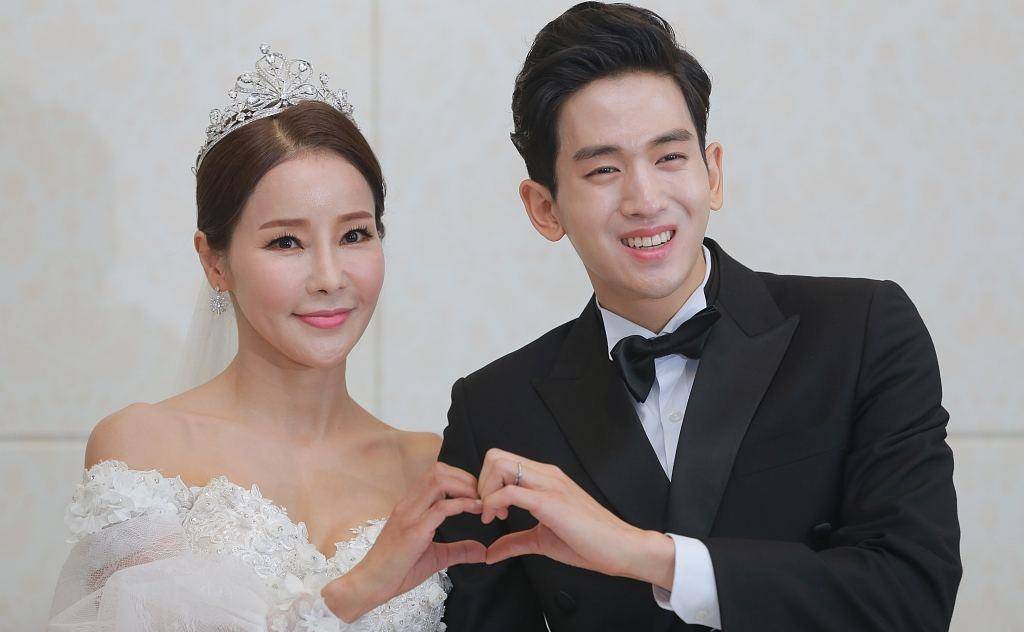 她因长得太漂亮,被小17岁男友送豪车狂追,如今过成了这样_柳弼立_米娜