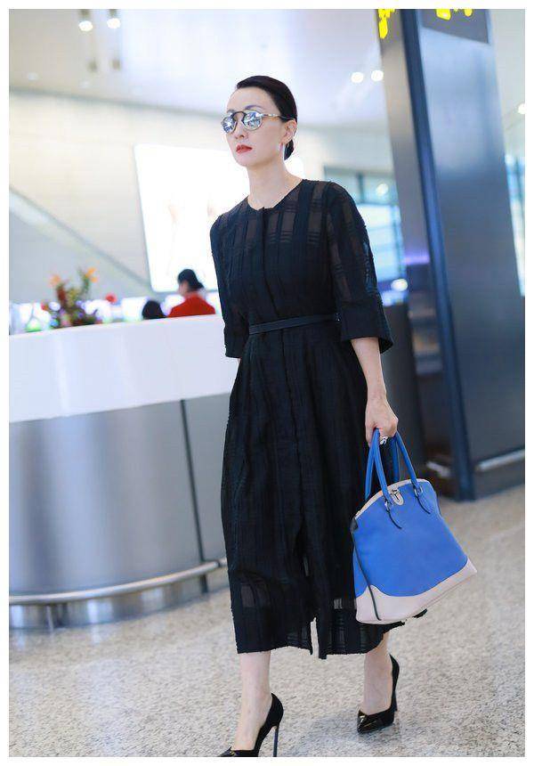 陶虹越老越有韵味,一袭鱼尾亮片裙slay全场,这腰臀