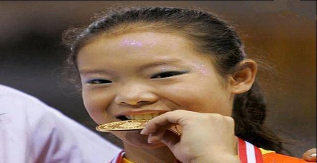 19岁夺得世界冠军,退役后伤病缠身,没学历,生活举步维艰_刘菲_训练