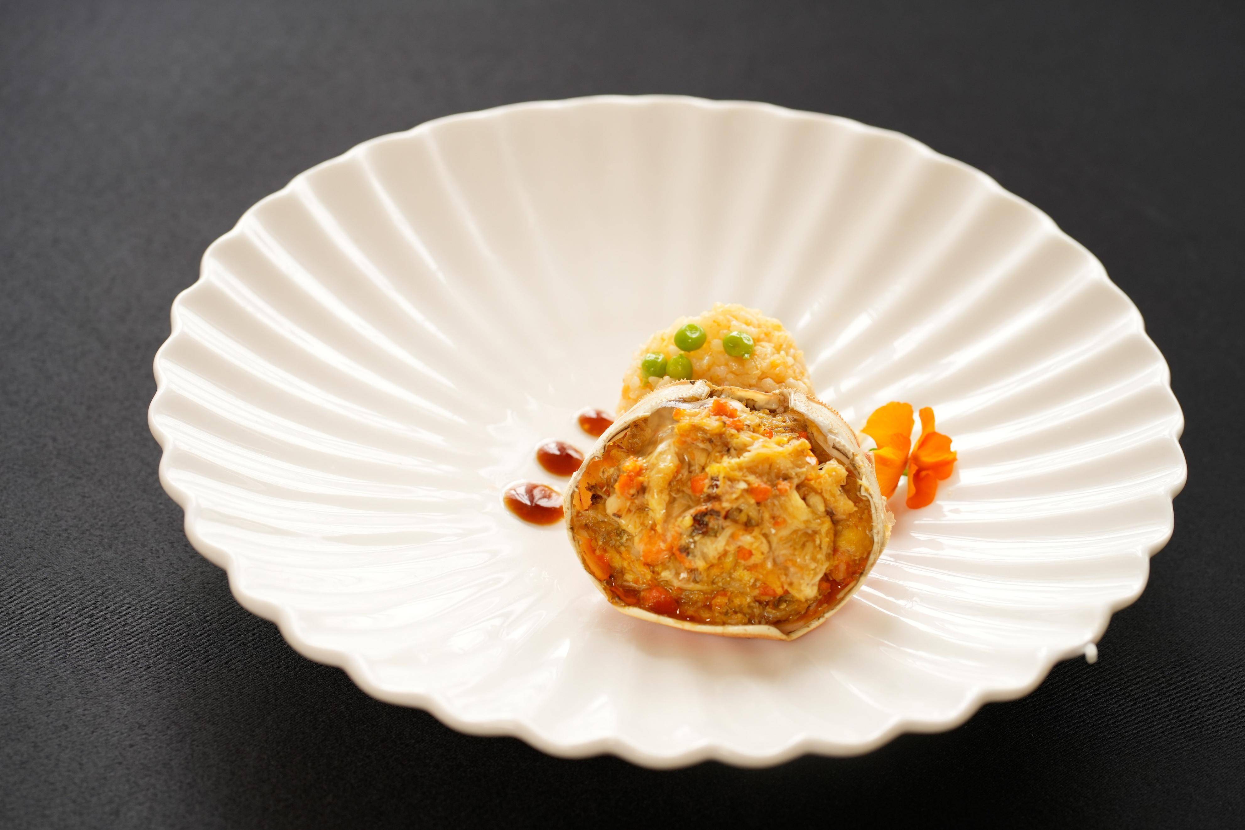 至尊蟹斗,生拆蟹斗用足糕的大闸蟹拆肉再用陈醋老姜炒香后,酿回大闸蟹