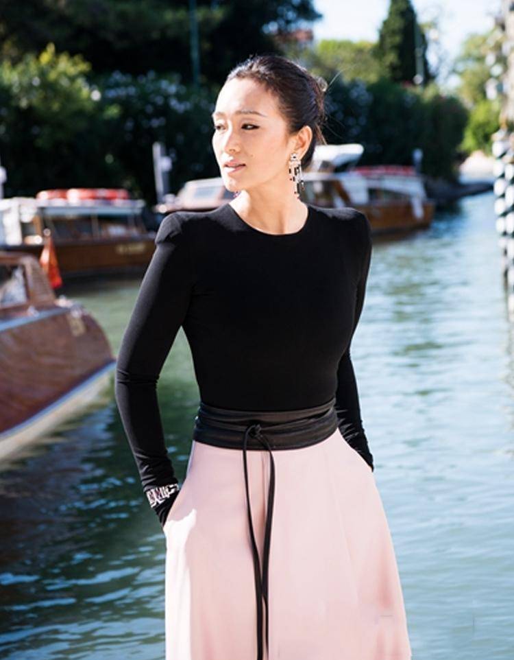 55岁巩俐走优雅知性风?