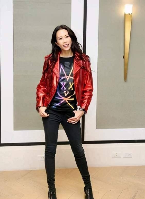 莫文蔚的紧身牛仔裤,少女般的穿搭,惊艳到众人,转眼就爱上她_外套