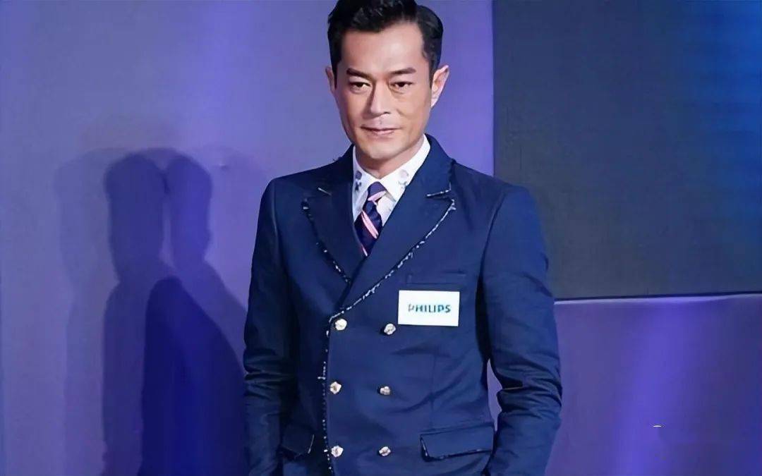 52岁古天乐现身伦敦,疑似做医美模样变化大,脸部僵硬绷紧无表情_网友