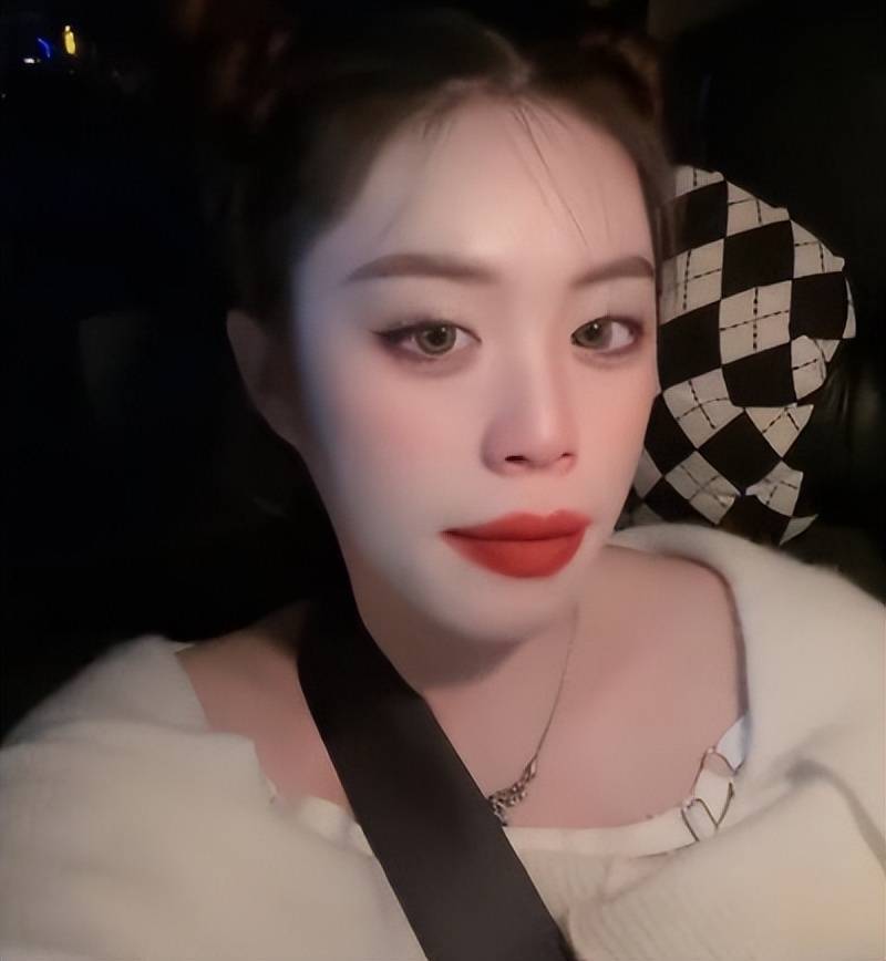 网红"大嘴妹"疑似大火后遭排挤,公司为节省成本强推新人_直播间_明星