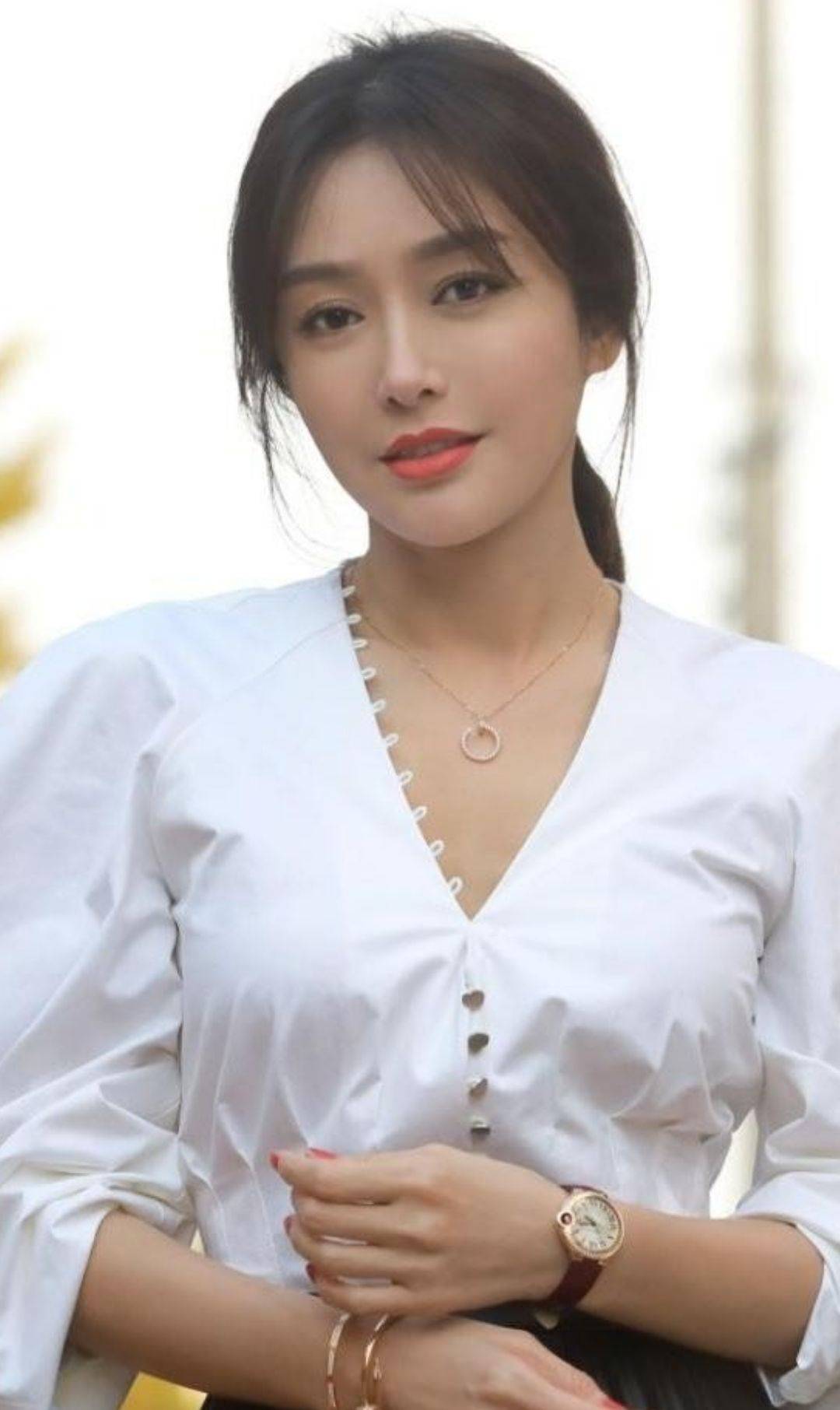 43岁的秦岚身材太辣了!