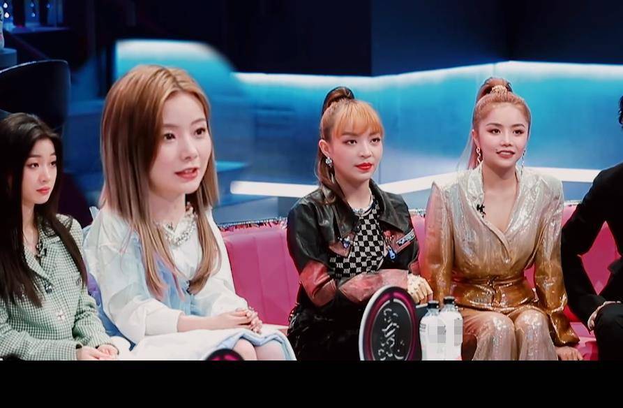 简直是太尴尬了,而且这画面也是有点搞笑,不仅把陈卓璇认成了周洁琼