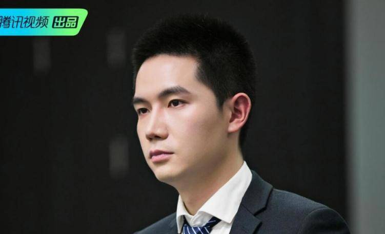 比如说开场就是斯坦福挂在嘴边的老凡尔赛玩家——王骁