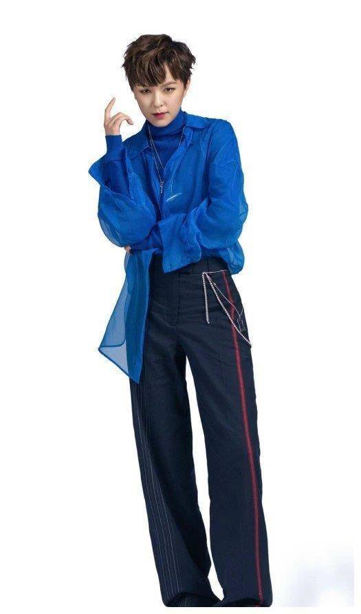 杨芸晴不愧是101中最帅的,蓝衬衫配休闲裤,女孩都为之心动_时尚_短发