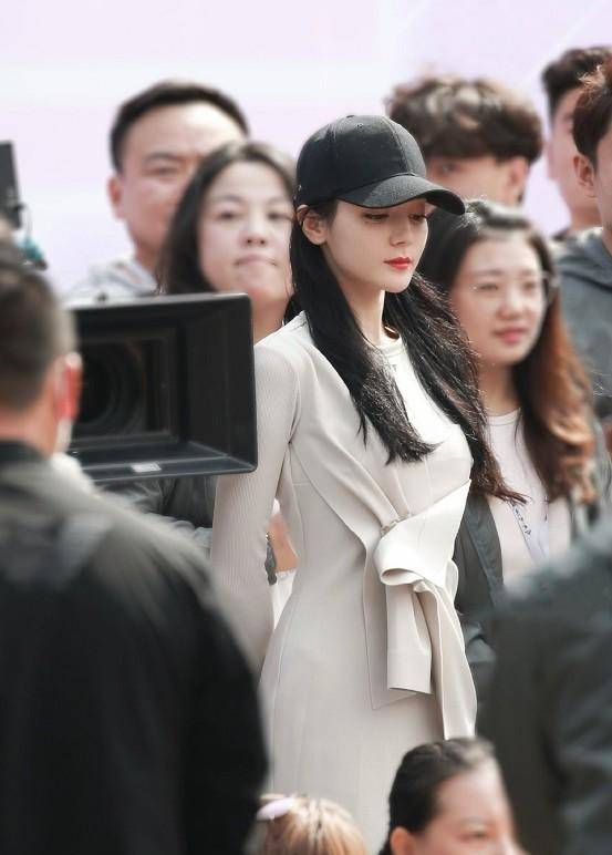 《你是我的荣耀》路透,热巴穿时尚裙显身材,网友却被她眼角吸引_杨洋