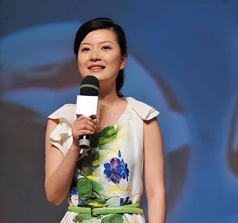 会避讳谈自己的感情生活,但她在自传书中却很少提及自己的初恋《蓉颜