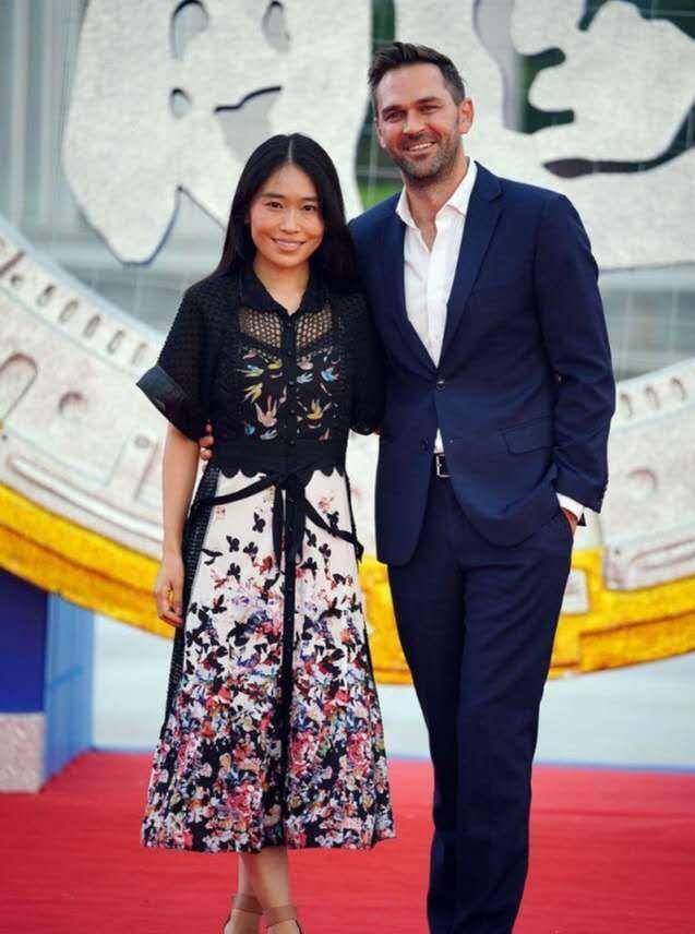 张艺谋大女儿两次结婚只嫁外国人,生了对龙凤胎成赢家_张末_黑色_白色