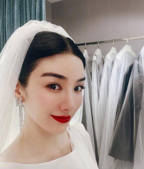 黄奕晒婚纱照发文:嫁人不靠谱,分手两次要嫁就嫁自己!