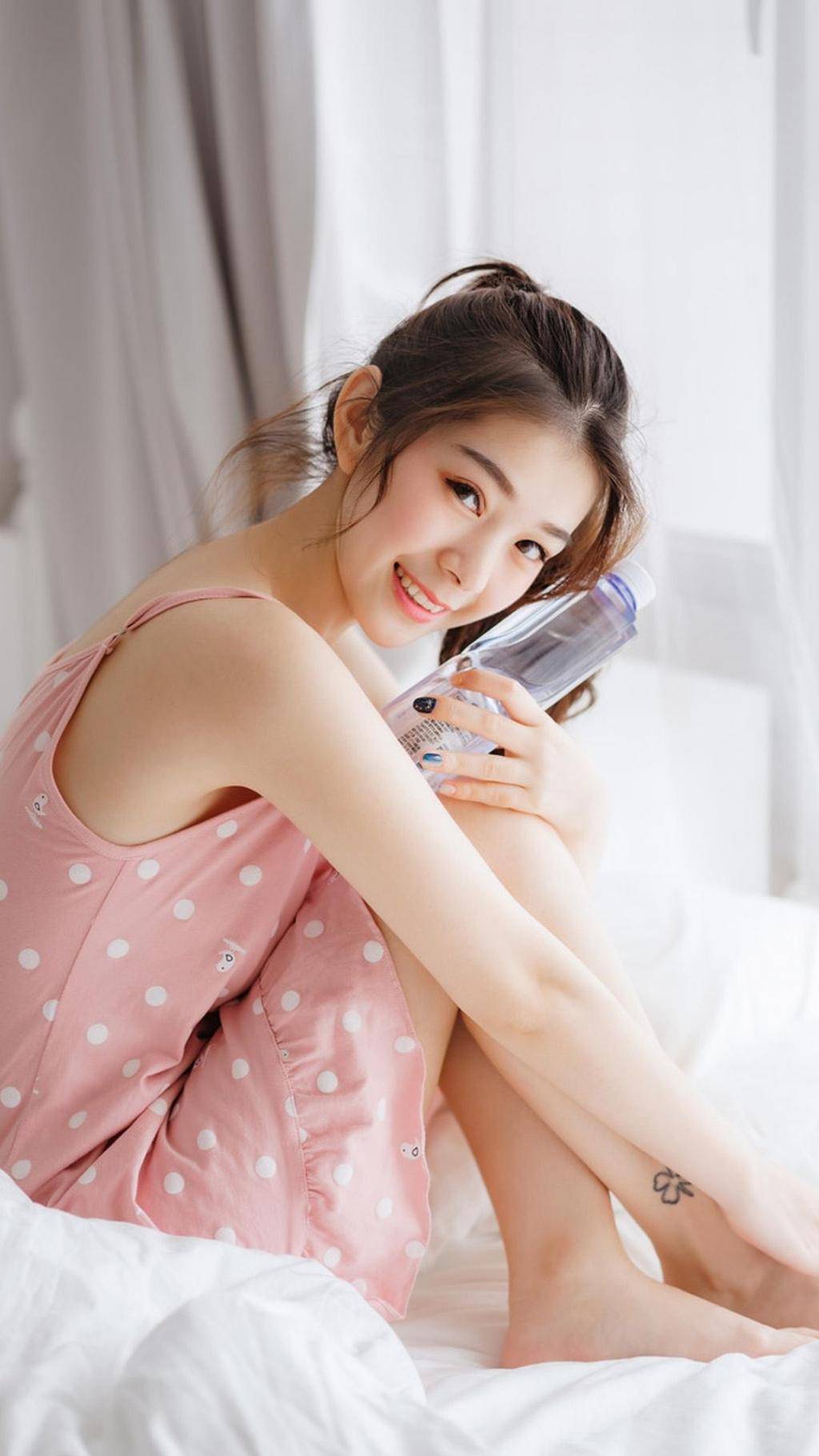 高马尾少女粉色吊带裙迷人居家私房照