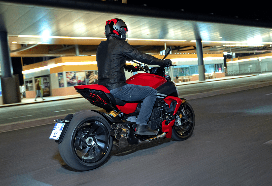 杜卡迪全新 diavel v4 大魔鬼 户外特写_搜狐汽车_搜狐网