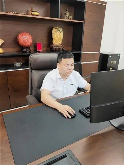 穷人家的孩子早当家1986年7月,刘尹出生在安徽寿县