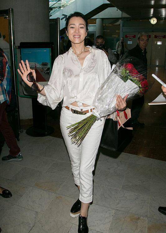 巩俐的身材真是没谁了,虽然有些胖,但穿紧身衣更有美感了_服装_白色