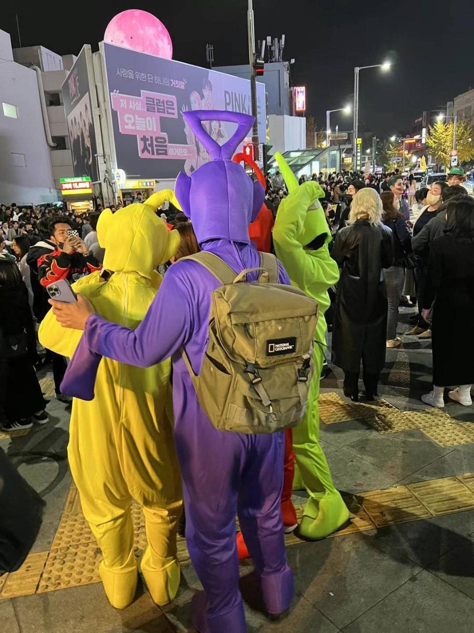 在韩留学生:梨泰院踩踏发生,有人误认救护车是cosplay_小钟_首尔_龙山