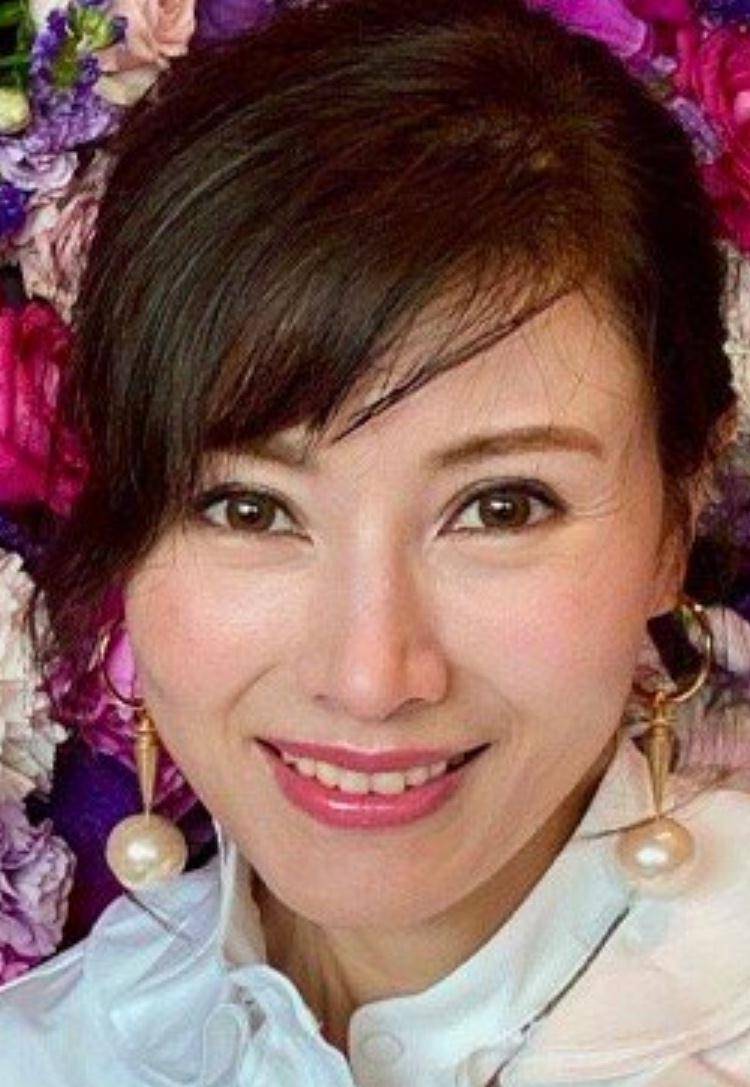 李嘉欣50岁生日当天晒美照,一笑嘴角纹鱼尾纹太真实_李嘉明_白色_外套