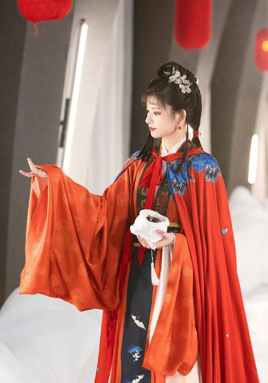 人饰演史湘云,一袭红衣,灵动靓丽,网友:闻起来像红楼_生活_古装_小乔