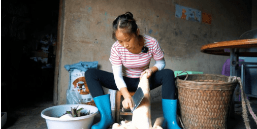 比起牛爱芳春花的人设崩塌，蜀中桃子姐的清醒与实在，实叫人服气