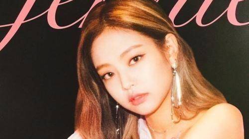 金钟仁女友金智妮穿3万8外套机场秀,一身黑太老气,这钱花的不值_身材