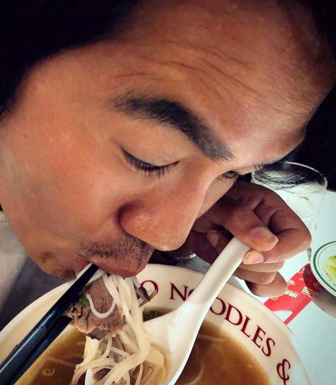 躁郁症复发?曹格晒照秀恩爱配文时尚大被指不对劲