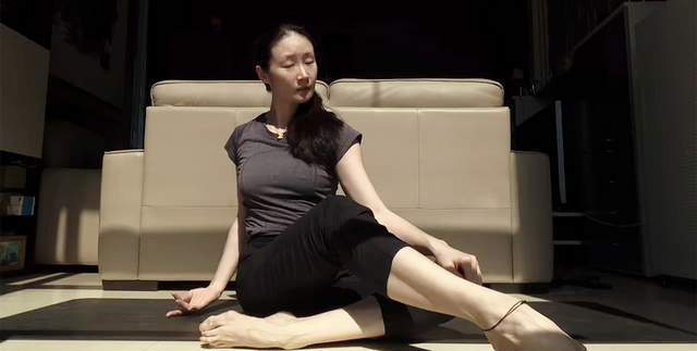 38岁王亚彬秀高难度站立一字马!