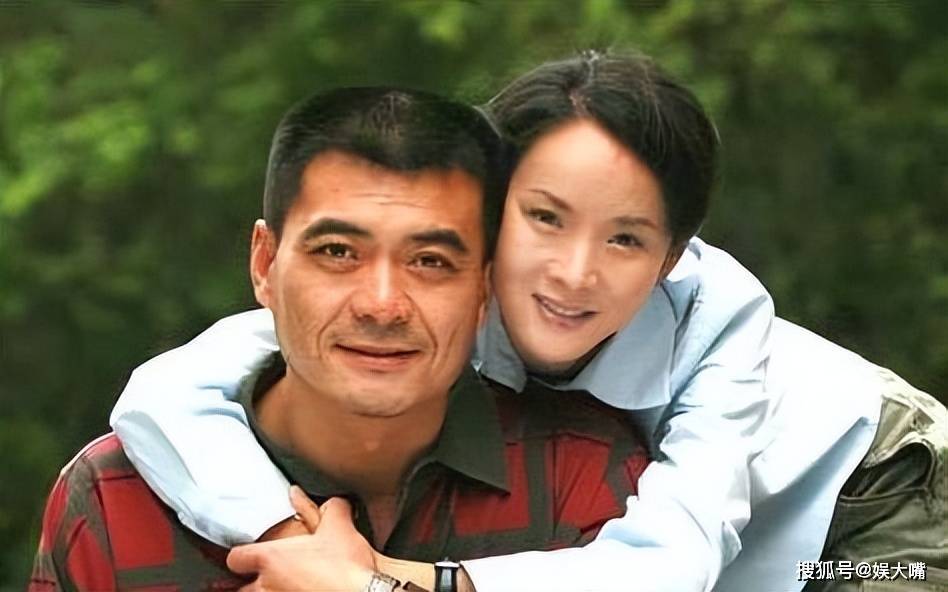 王新军腿疼到五官扭曲,秦海璐自责该早点回来!