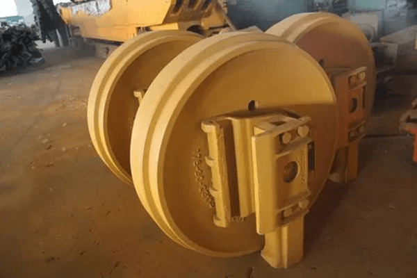 推土机引导轮的工作原理:用黄油枪将黄油经黄油嘴注入黄油缸内,使活塞