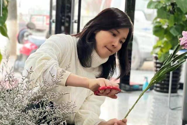 侯勇前妻潘雨辰近况曝光,素面朝天状态佳,至今不结婚与女儿生活_女人