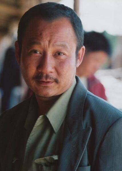 相似,在很多剧中饰演了孙中山一角,像是在《平民大总统》中饰演孙中山