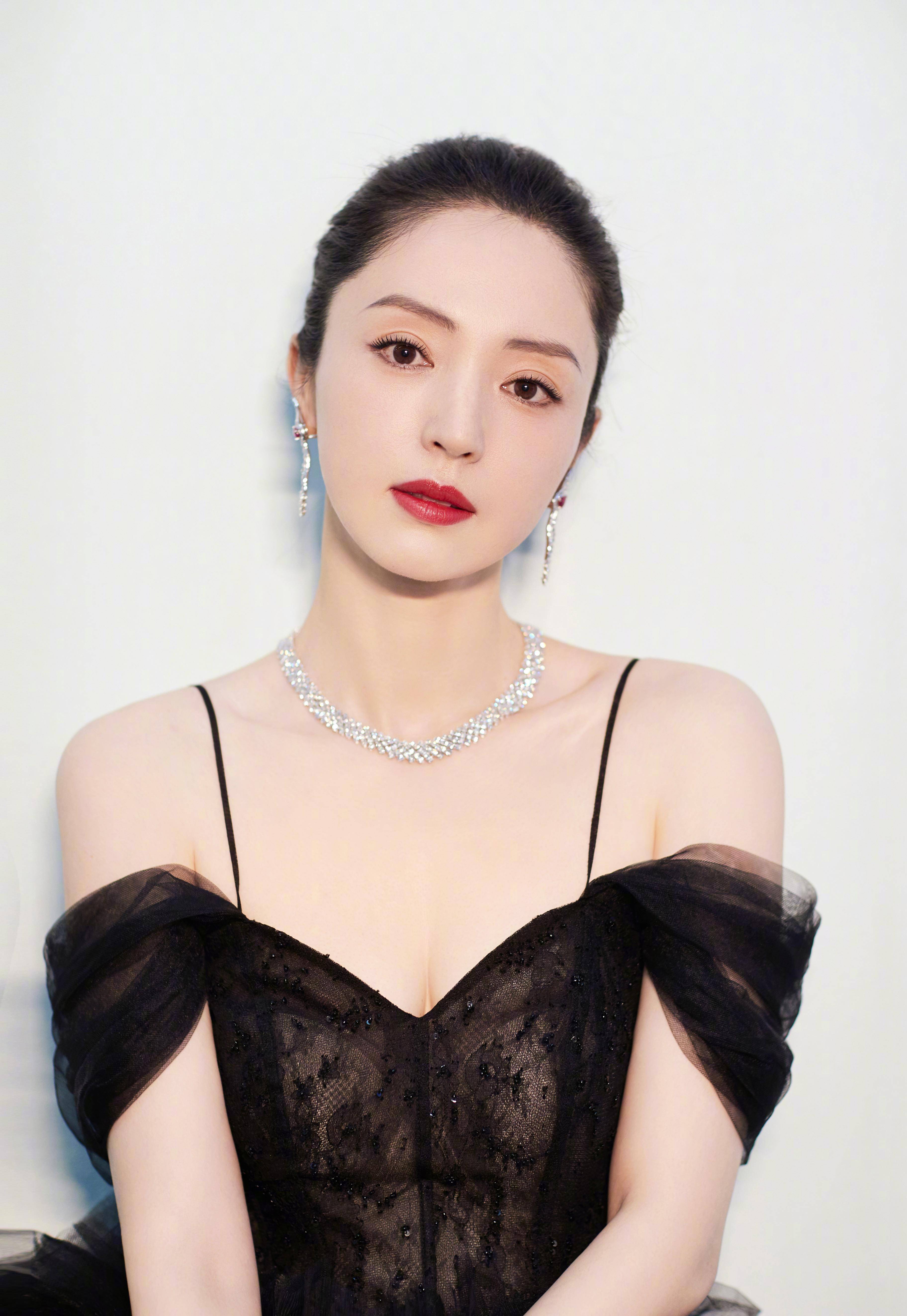 董璇最新剧照曝光,脸怎么垮成这样了?曾经的雪花女神龙去哪了?